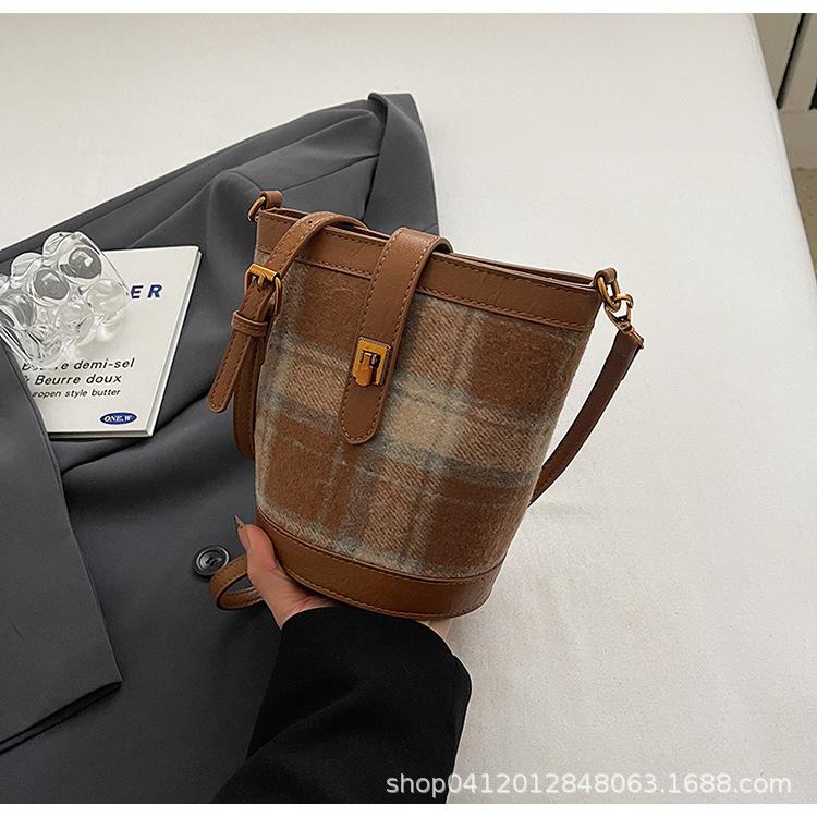 

Осень и зима контрастные цвета универсальная клетчатая маленькая сумка женская 2025 новая популярная леопардовый принт мессенджер портативная сумка-ведро