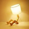 Holz Roboter Form Kreative Tisch Lampe Indoor Studie Mode Lesen Schreibtisch Lampe Nordic Moderne Desktop Dekorative Nacht Licht