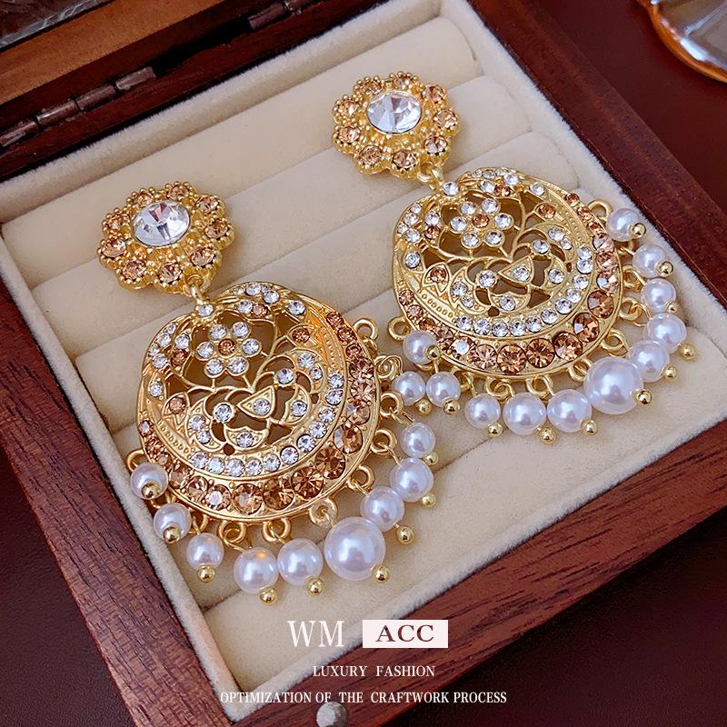 Vintage Stříbrné Visací Náušnice s Inkrustovanými Diamanty a Perlami - Dutý Design, Retro Dvorský Styl