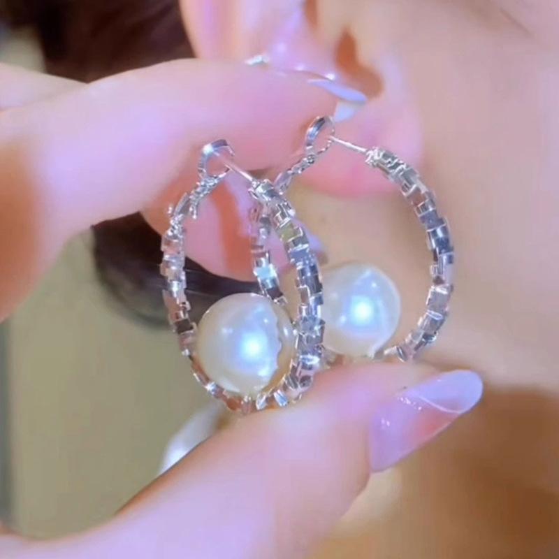 

Irregular round pearl earrings retro simple earrings niche temperament high-end earrings