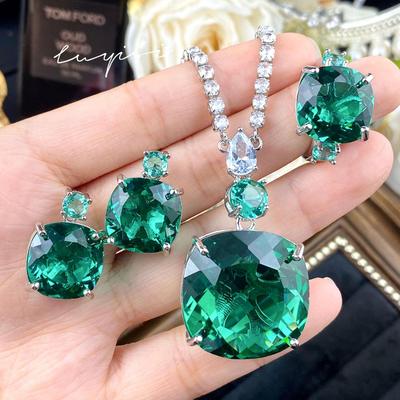 Luxuriöses Saphir- und Diamant-Halsketten-Set mit Smaragdring und Fanta-Edelsteinohrringen für Damen