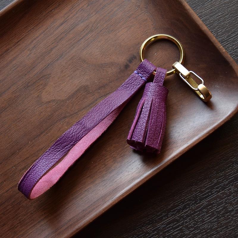 Originální francouzský kozí semišový ručně vyrobený střapec, přívěsek na klíče od auta, ozdoba dámské kabelky, zakázková dárková klíčenka.