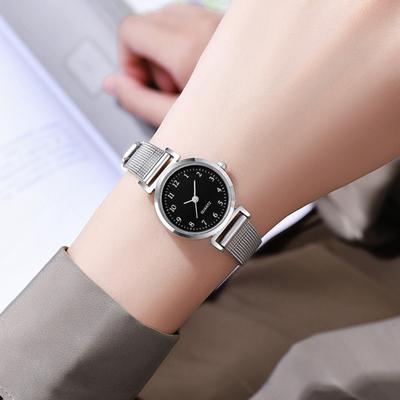 Women Quartz Movement Watch Circular Dial Wrist Watch with Alloy Strap Ladies Retro Analog Watch for Casual Daily Wear Work Date