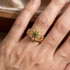 Grüne Zirkonia Hohlblumenringe für Damen Elegante Goldfarbe Geometrische CZ-Ringe Hochzeits-Jubiläums-Schmuckgeschenk