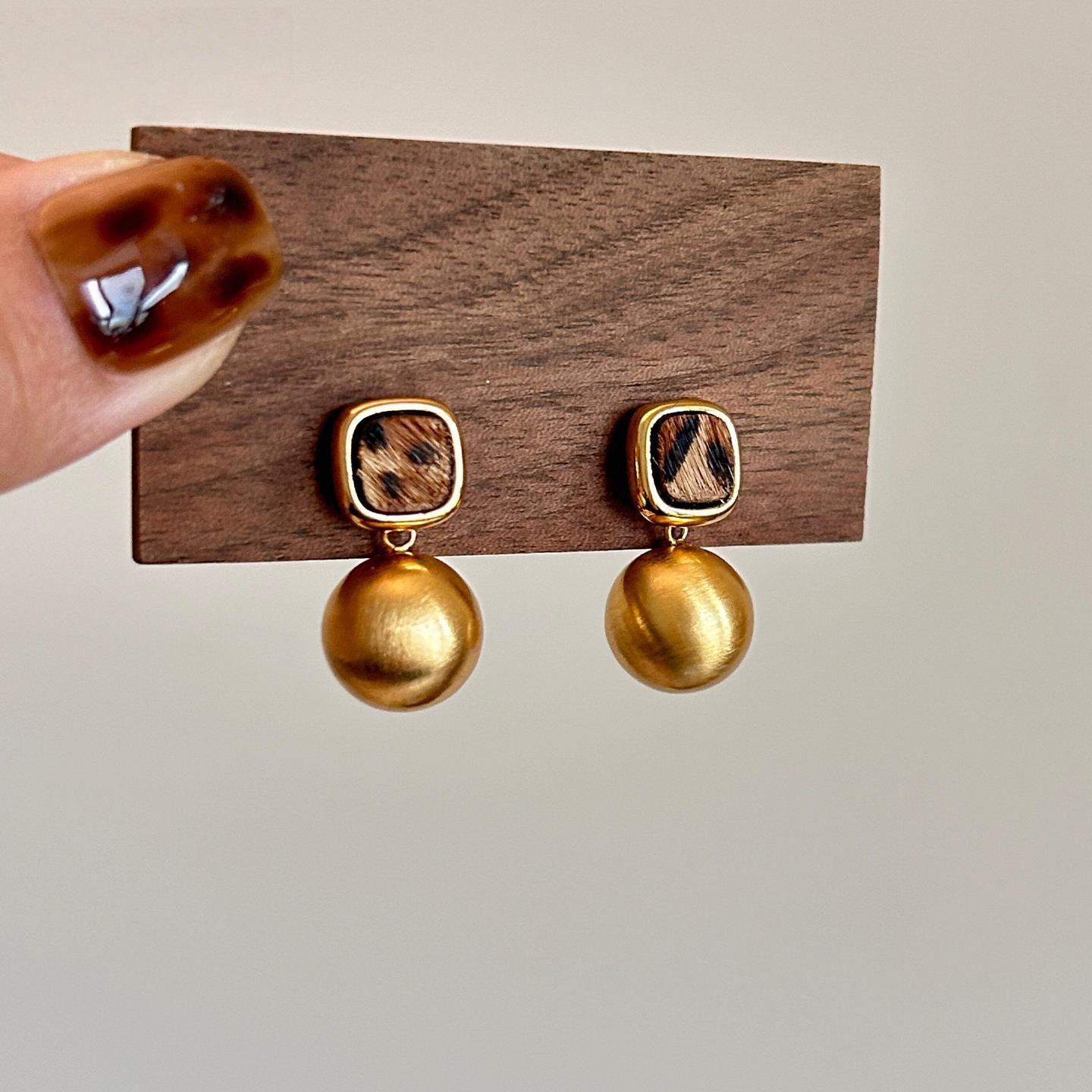 French Retro Round Leopard Print Luxury Stud Earrings - High-End Fashion Design, New Niche Ear Ornaments основного изображения