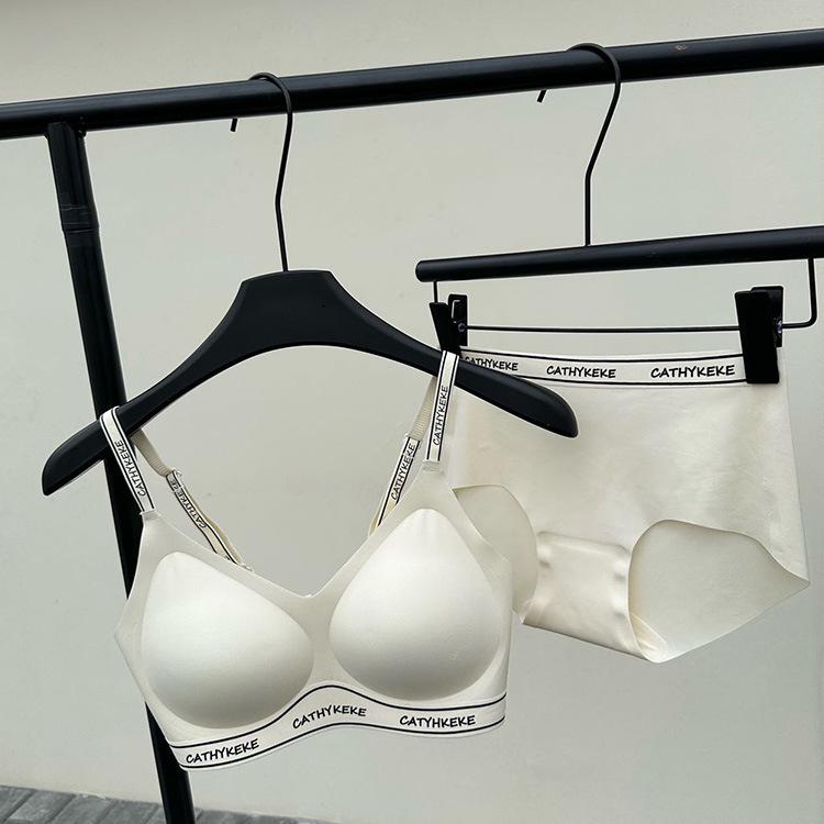 

1550 Бесшовный бюстгальтер пуш-ап с антигравитационным эффектом и бретелями с надписями - Без косточек и удобный для маленьких размеров XL - 36ABC 38AB