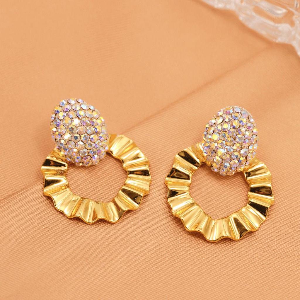 Retro Gold Geometric Circle Earrings: Light Luxury European & American Fashion Versatile Studs for Women