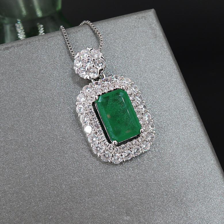 Jewelry Simulation Emerald Colored Treasure Pendant Retro Style Slightly Inlaid Zircon Women'S Necklace Pendant