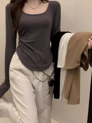 Una maglietta sexy a maniche lunghe in poliestere da donna, top in maglia con scollo rotondo tinta unita, lunghezza regolare, moda primaverile e autunnale