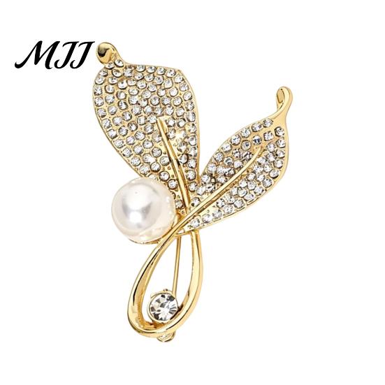 Sturdy Alloy Brooch Leaf Pearl Brooch, Elegant Rhinestone Decor with Strong Buckle Design, Fine Electroplating Versatile for Coats And Bags