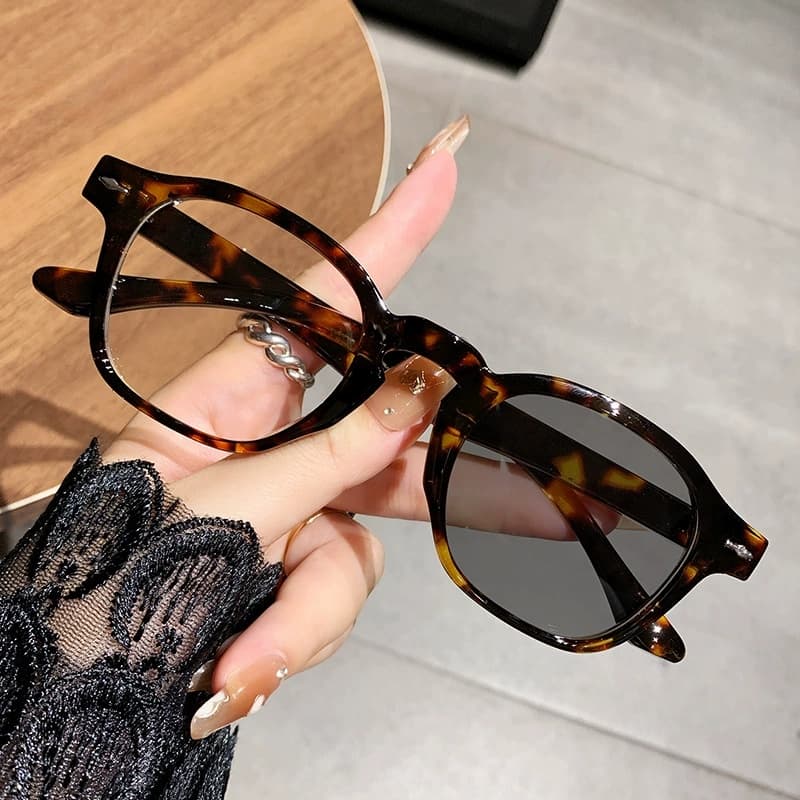 Retro Indoor Outdoor Pochromic Myopia Glasses for Women Leopard Blue Light Blocking Computer Glasses Diopters 0 To -4.0