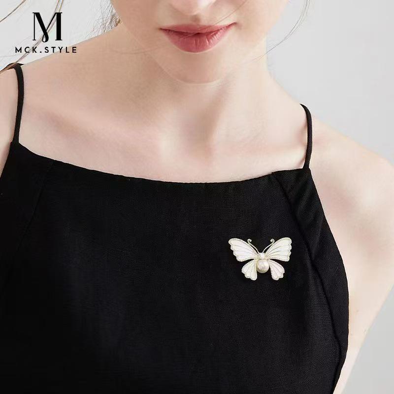 Elegant Pearl Butterfly Brooch: Luxury Pin for Women’s Suits and Clothing