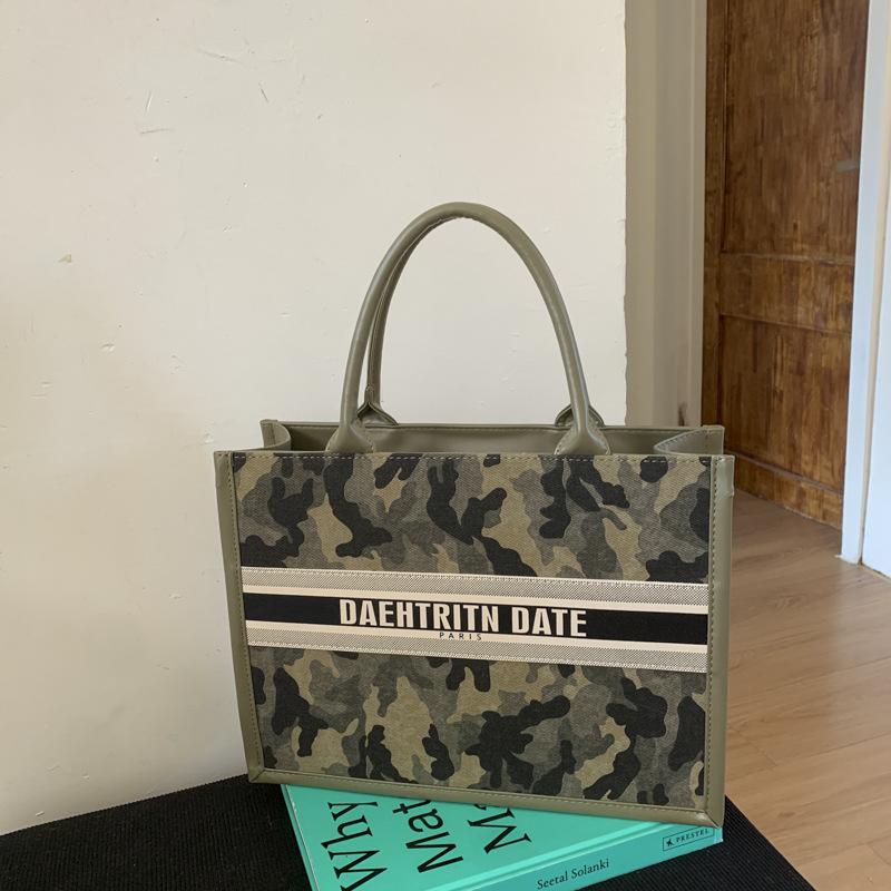 

Retro simple fashion trend texture bag women s niche leisure 2025 new small square bag autumn and winter handbag Small зелёный