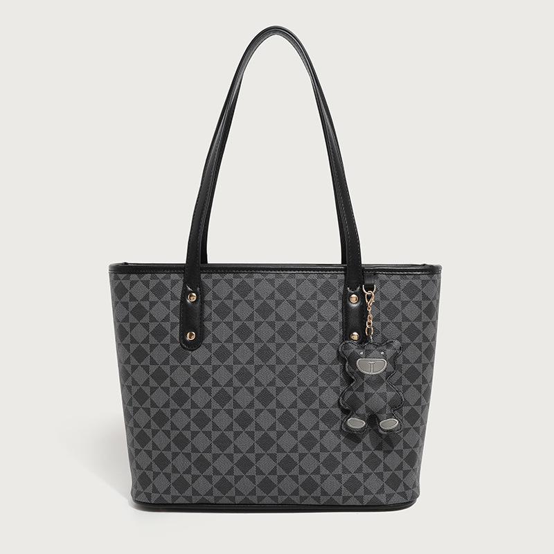 2025 Genți de mână noi mari pentru femei Design de marcă Geantă de umăr Geantă tote clasică cu model în carouri cu ornament ursuleț Genți de cumpărături excelente din PVC