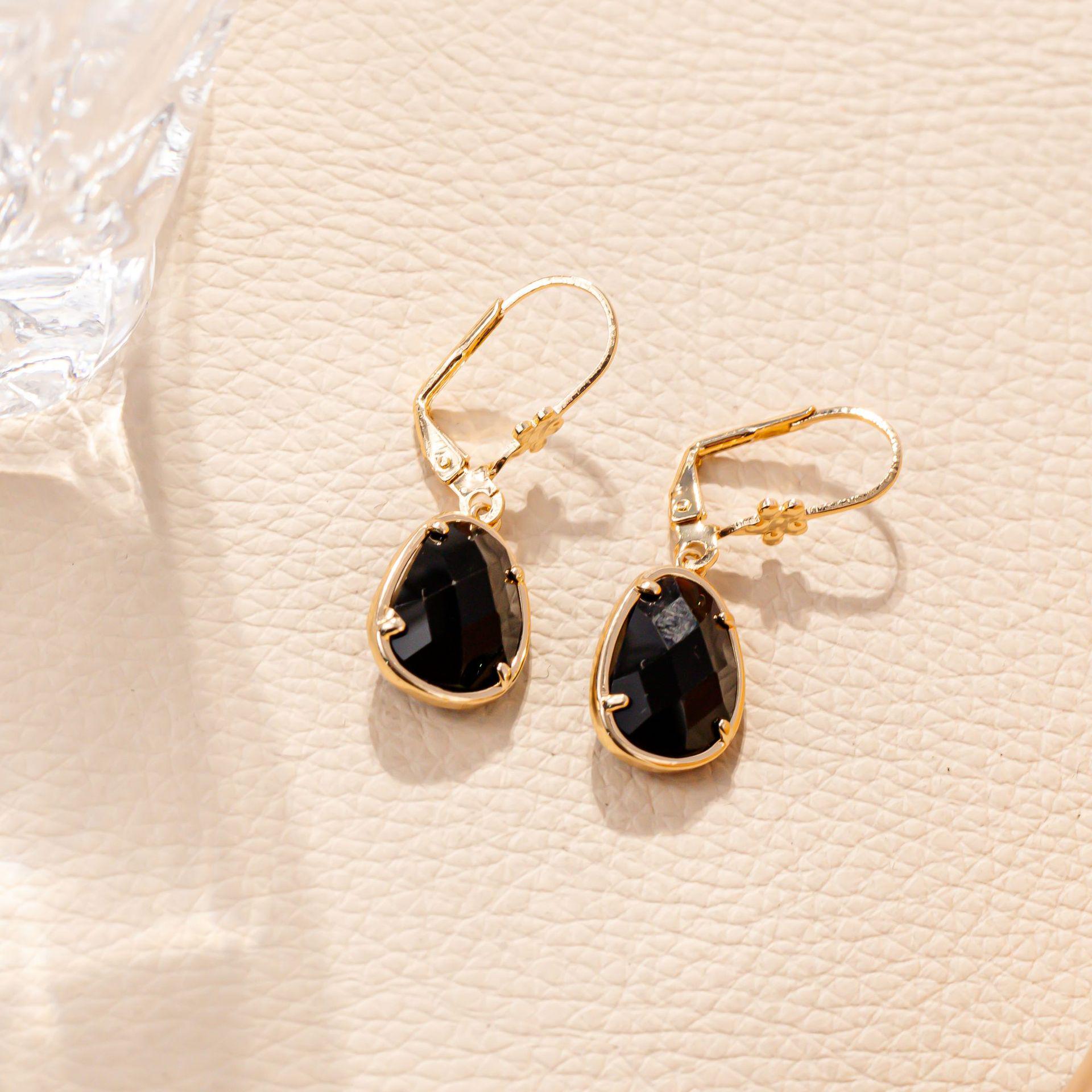 Retro Black Diamond Plaid Earrings: Elegant French-Inspired Irregular Danglers for Women чёрный