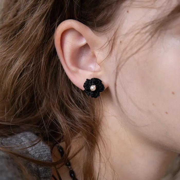 Gleaming Knit Flower Earring (Black)