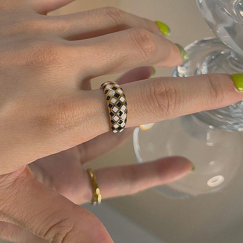 Niche Design Black & White Checkered Open Ring for Women – Simple, Retro, Versatile Style Inspired by European and American Fashion Trends