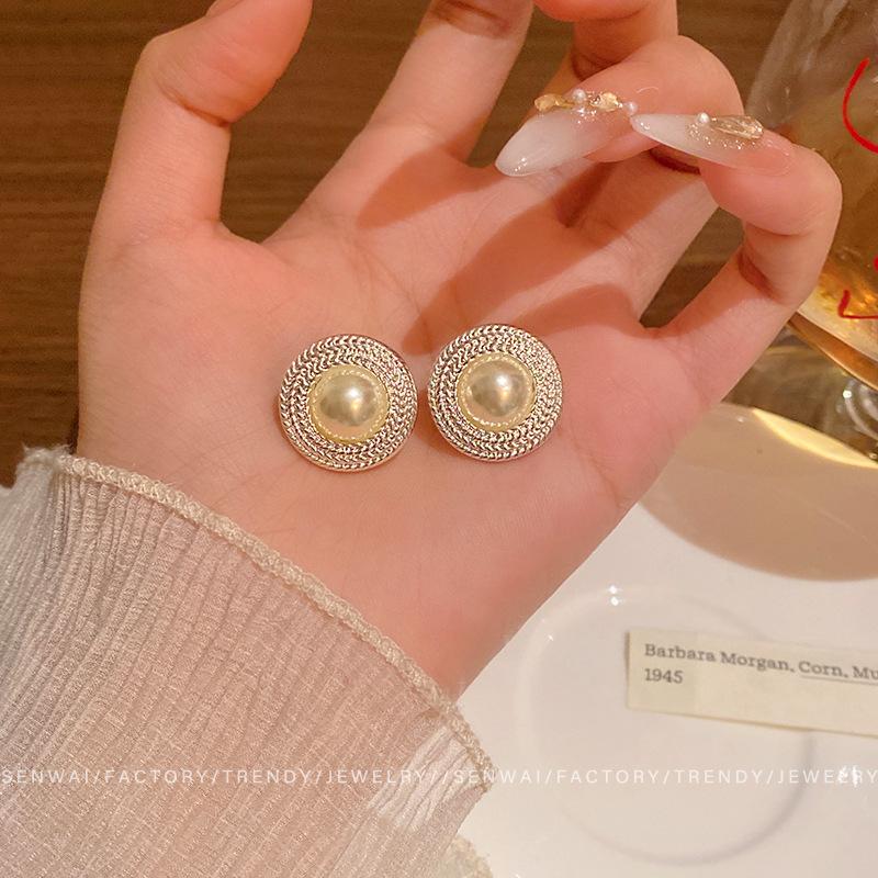 Винтажные французские серьги-пусеты с круглым жемчугом, женственные