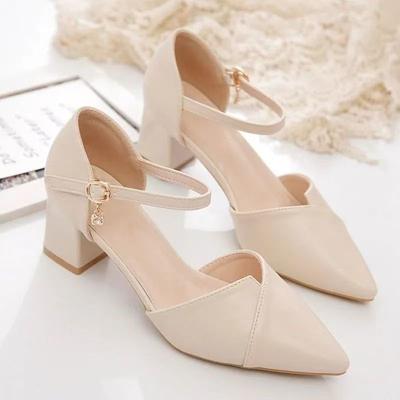 Elegante Damen-Sandale in Beige mit Spitz zulaufender Zehenpartie, dünnem Riemchen und Kreuzschnalle, mittelhoher Absatz, tägliche Büroschuhe