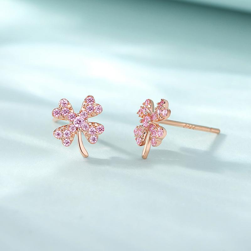 

Пара маленьких серег-пусетов в виде четырехлистного клевера на удачу, полностью усыпанных бриллиантами. Корейская версия отличается простым характером, маленькие и свежие новые серьги.