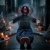Adorno de Zombi de Terror para Halloween Decoración Animada Casa Embrujada Espeluznante Activada por Sonido con Figura Sentada Acostada Articulada Scary Sonido Luz