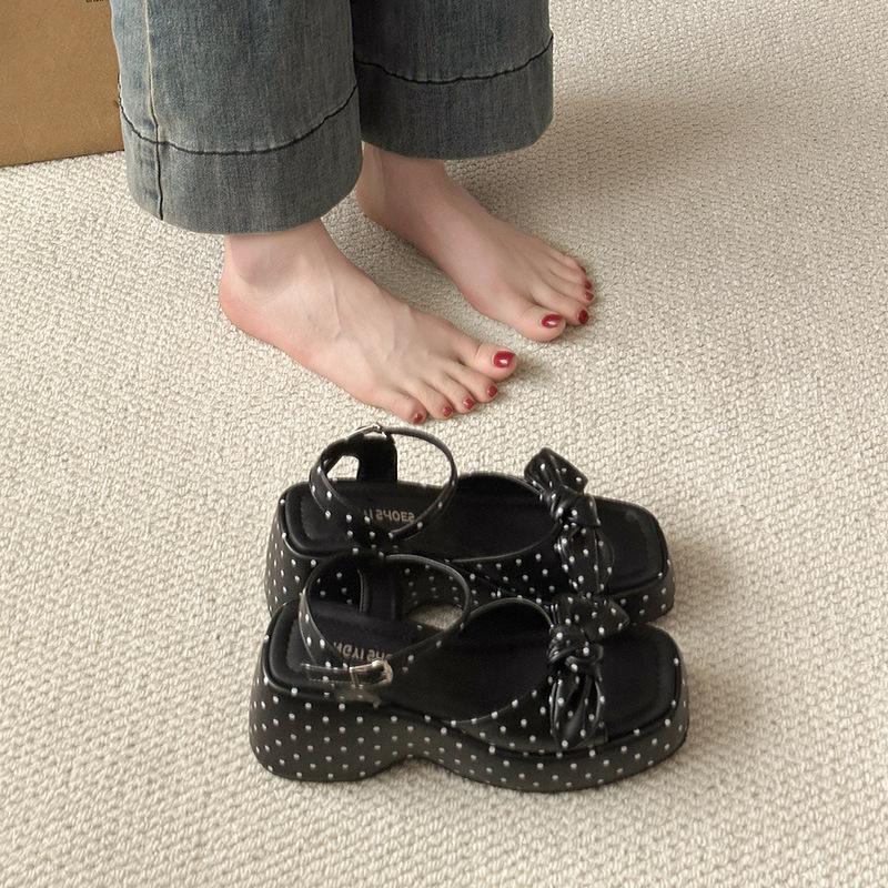 

Маленькие сандалии на платформе с цветочным клиновидным каблуком для женской верхней одежды 2025 лето новая универсальная обувь, увеличивающая рост 40 чёрный