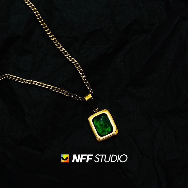 

NFF Emerald Gold-Plated Titanium Steel Clavicle Chain French Exquisite Necklace Accessible Luxury Fancy Pendant Ornaments Ins Niche Style Emerald gold plated titanium steel clavicle chain