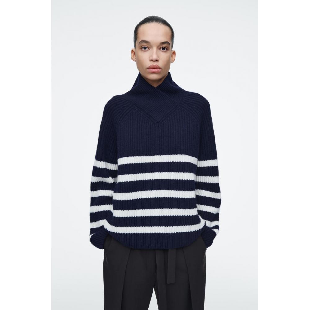 

COS Японский свитер из мериносовой шерсти с воротником-хомутиком navy/cream/XS