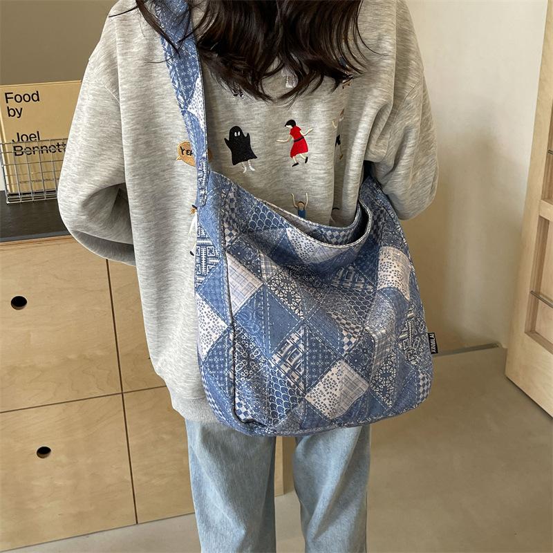 Женская большая вместительная пригородная сумка через плечо — фото 5