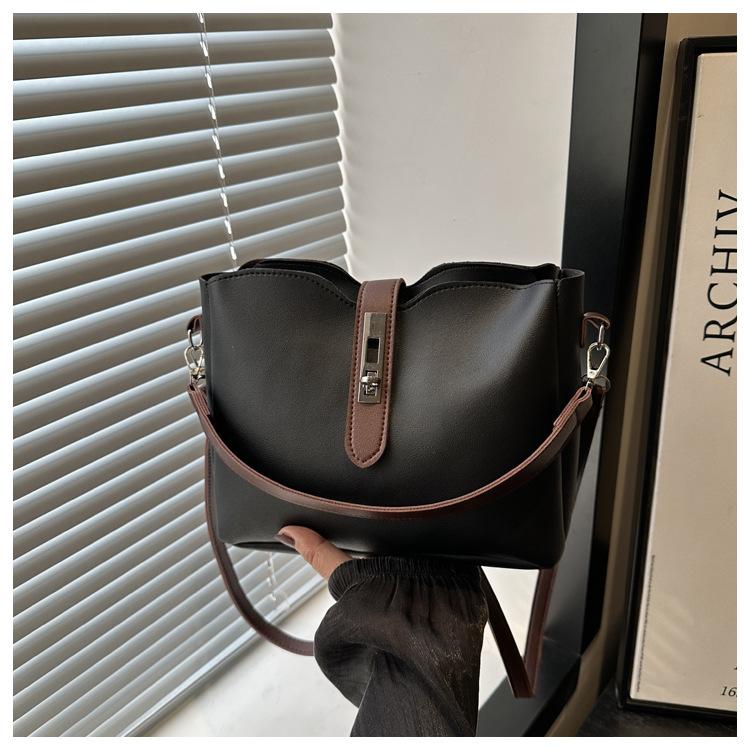 2025 New Fashion Trend Shoulder Messenger Bag Bag Large Capacity Women's Bag Casual Portable Bucket Bag