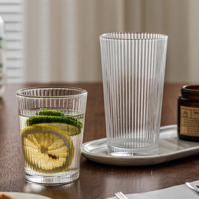 Einfache gestreifte Glastasse mit Deckel Frühstücksmilch Eiskaffee Latte Kaffeetassen Transparent Hitzebeständig Teetasse Saft Getränke Tassen