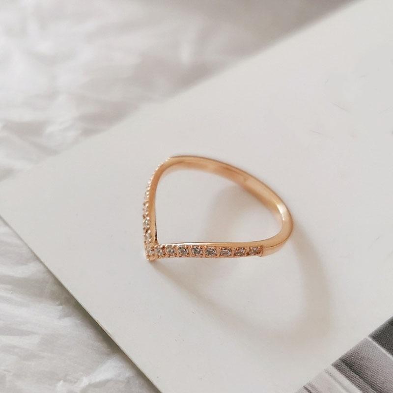 2025 New Fashion Jewelry Ring V-type Unique Design Inlaid Imitation Crystal Ring Jewelry Wholesale Cheap Marketing