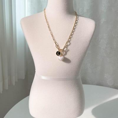 White Heart Plump Gold Chain Necklace