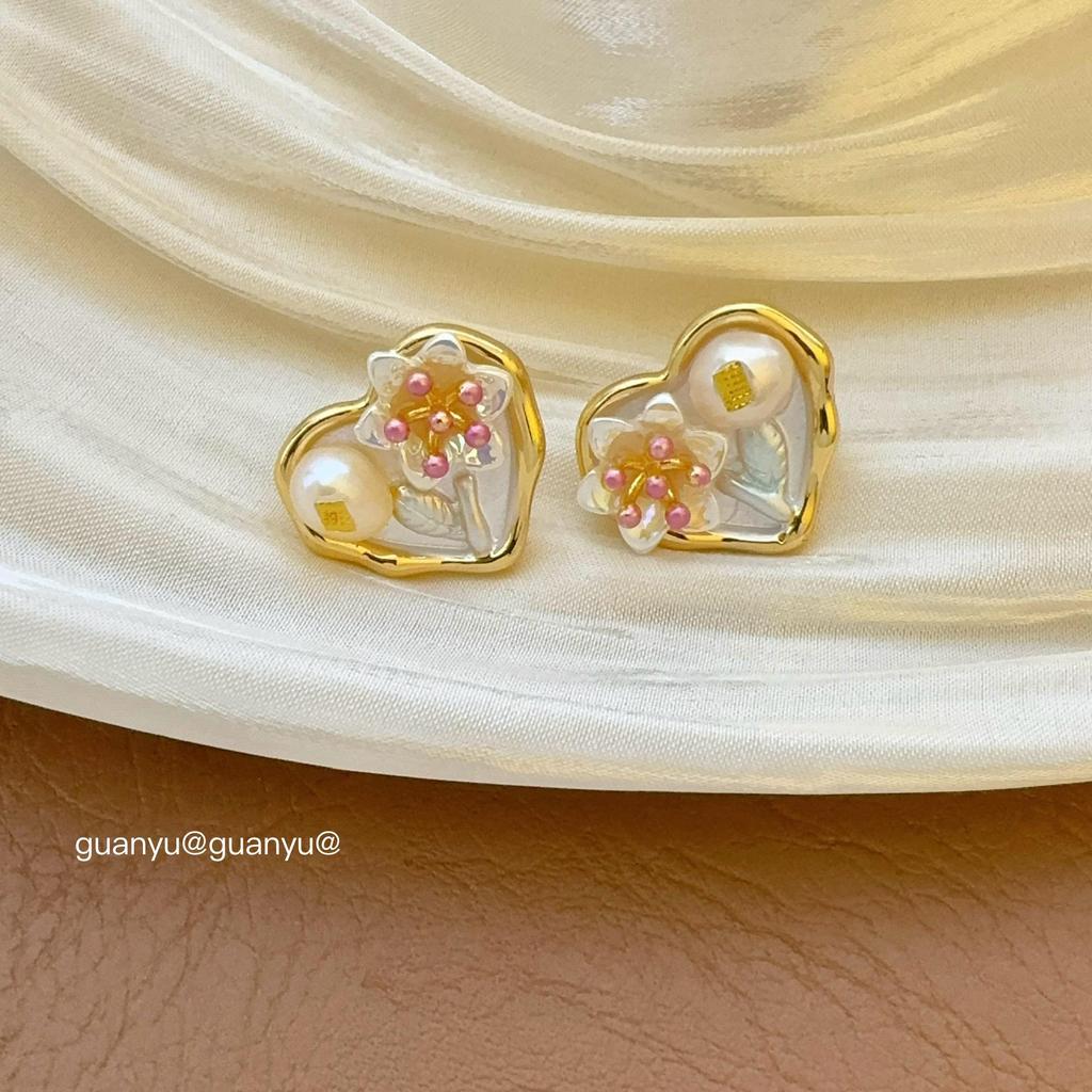 Elegant Heart-Shaped Freshwater Pearl Stud Earrings - Stylish, Luxurious, and Versatile for Women.