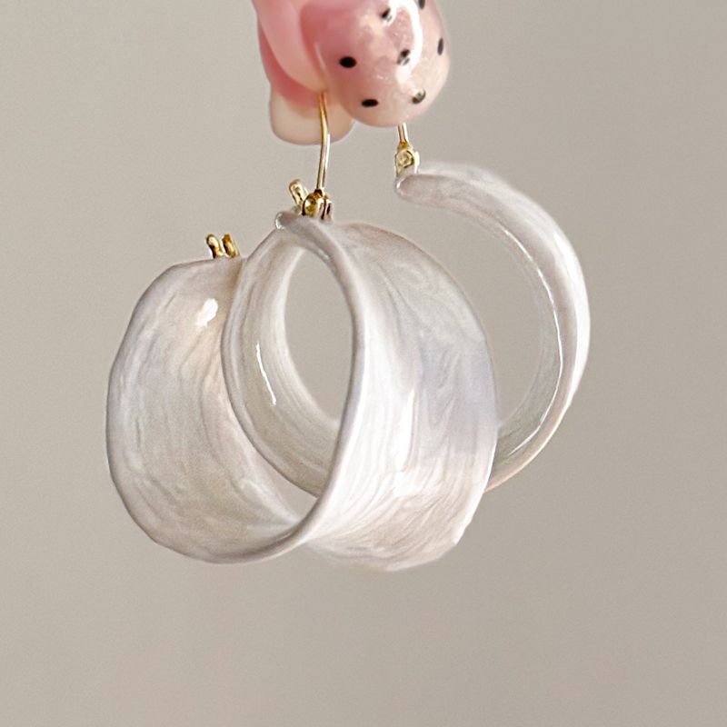 

Супер фея капля масла C-образные серьги-пусеты женские 2025 Новое поступление Необычные Доступная роскошь Нишевый темперамент Универсальные серьги Pair of white oil drop earrings