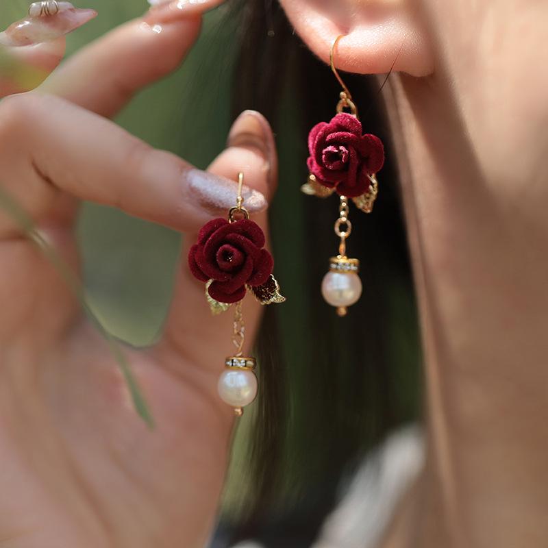 Elegant Ebony Flower Hairpin for Women – Ancient Style, High-End Feel, Simple Chinese Design, Perfect for Daily Use.