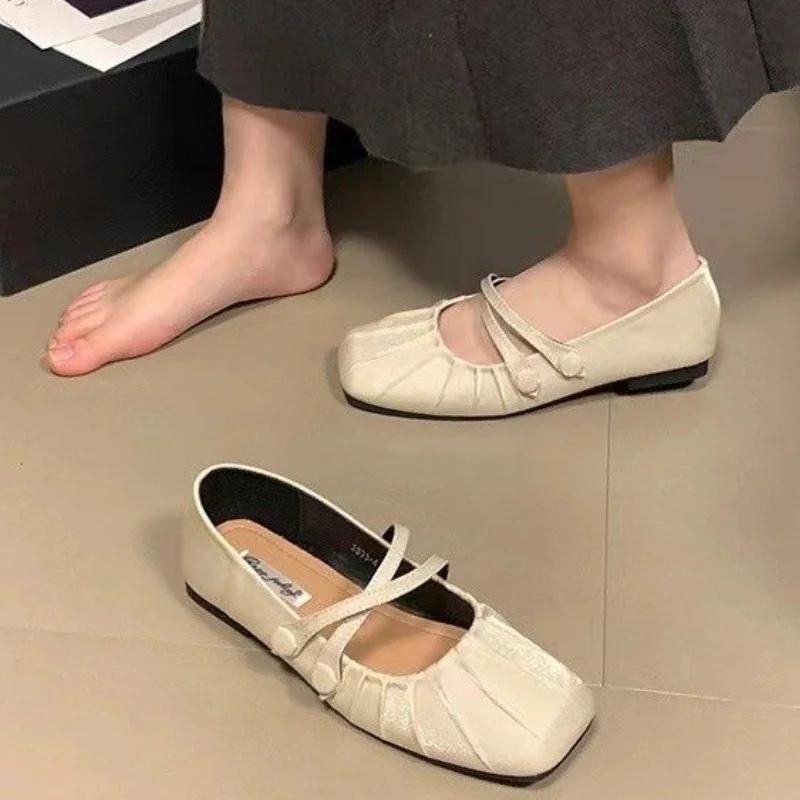 Модные женские туфли на низком каблуке с крестиком — фото 3