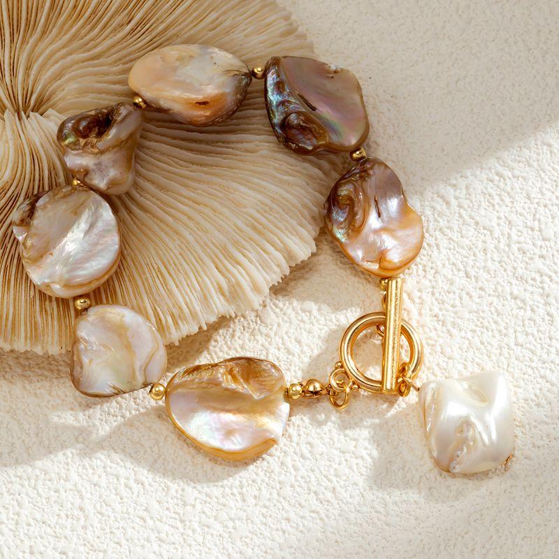 

Европейский и американский интернет Горячий изысканный и простой стиль Ракушка Металлический браслет Все-матч Мода Нишевый дизайн Жемчужные украшения Gold + white bracelet