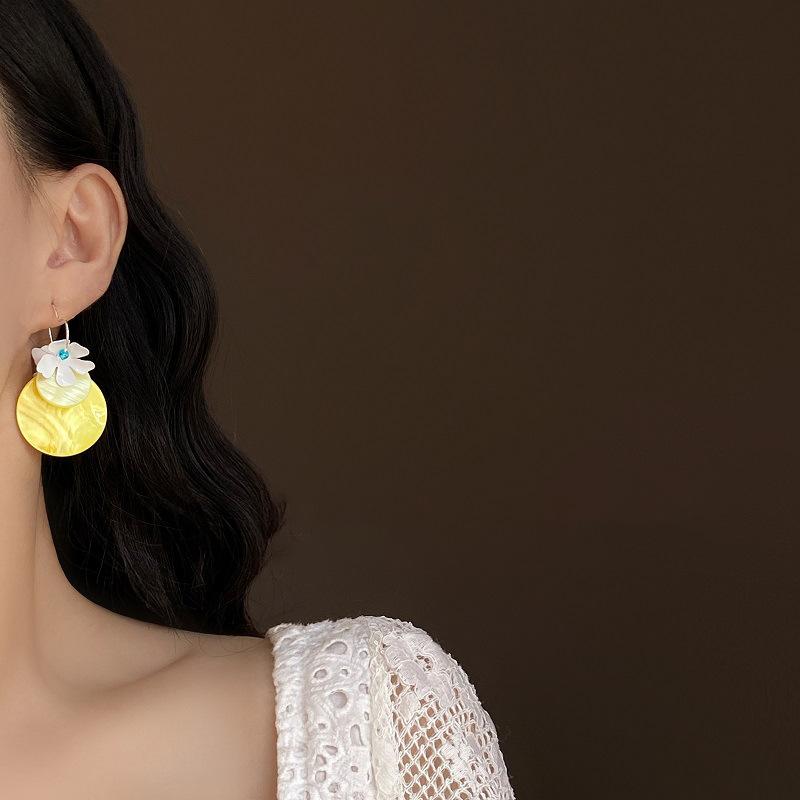 Round Shell Flower Pendant Earrings Simple Fashion Personalized Ear Buckle Versatile Temperament High-end Earrings Women