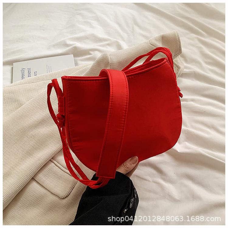 

Повседневная сумка-седло из ткани Оксфорд 2025 новая корейская версия нишевая портативная сумка-мессенджер в зарубежном стиле для поездок на работу, на плечо, для мобильного телефона красный