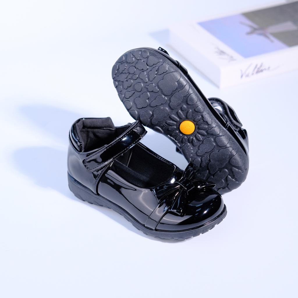 A pair of 2025 new bow student children's leather shoes exported to Africa black PU school shoes factory wholesale