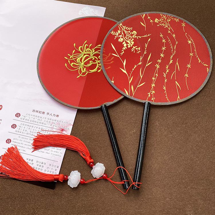 Éventail rond en soie rouge Hanfu ancien, orné d'un long pompon, pour la mariée.