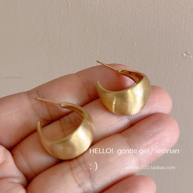 

Retro Hong Kong Style Mosquito Coil Ear Clip Earrings Fashion Simple and Exaggerated Generous Earrings Matte Texture Female Stud Earrings A Pair of Gold Earrings(20mm Wide)
