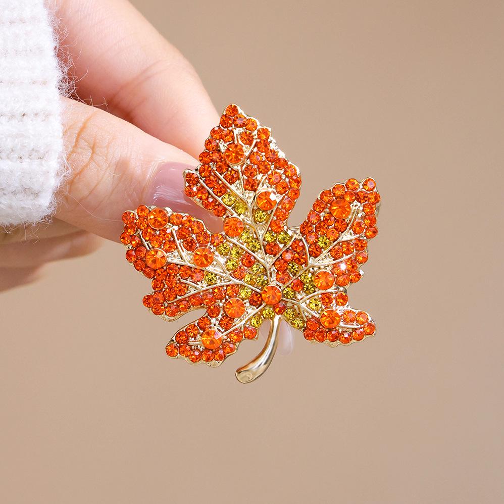 Exquisite Luxus Damen Brosche Anstecknadel Rotes Ahornblatt: High-End Begrüßungsaccessoire