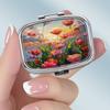 Cutie Portabilă pentru Pastile cu 2 Compartimente, Mini Cutie Metalică Organizatoare pentru Medicamente, Recipient Drăguț cu Imprimeu pentru Vitamine, Pastile, Bijuterii, Călătorii, Utilizare Zilnică