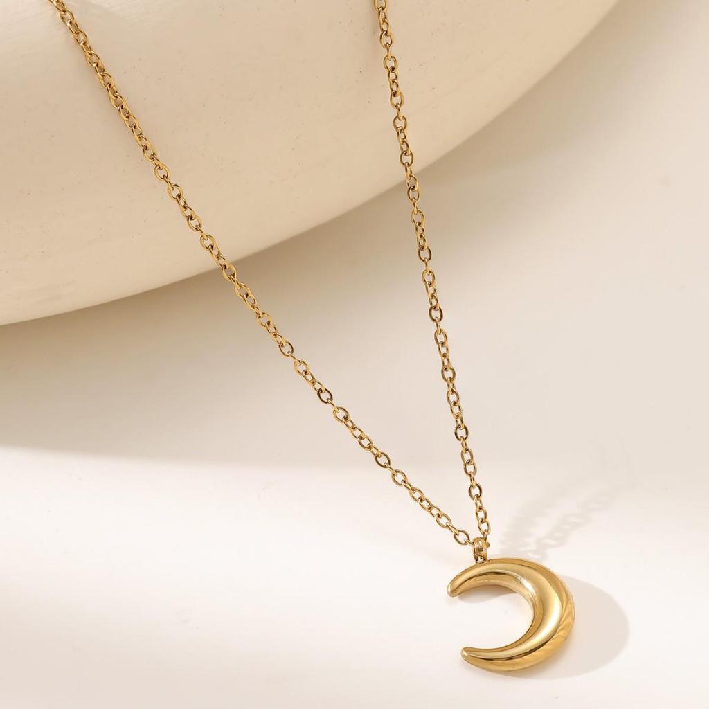 18K Gold Crescent Moon Necklace: Elegant 304 Stainless Steel, Non-fading Collarbone Chain for Women