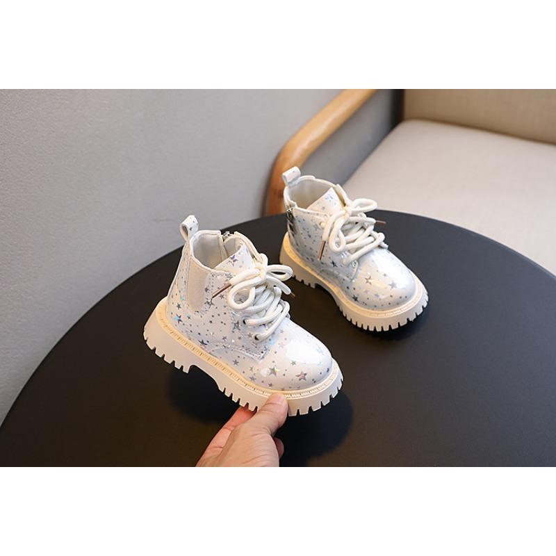 Korte barnestøvler - Lyse og allsidige jentestøvler med myk bunn