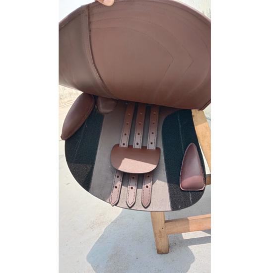 Sella in Pelle per Salto a Doppio Quartiere con Arcioni Intercambiabili – Design Elegante del Cantle