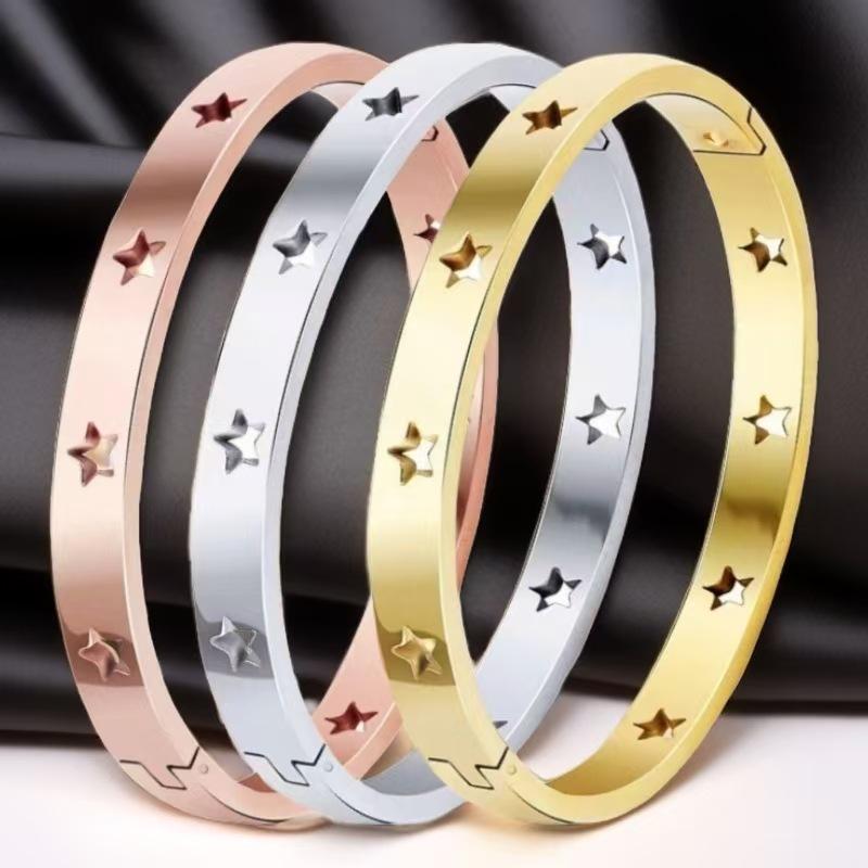 Titanium Stainless Steel Women's Bracelet with Star Ornament - High-End, Light Luxury, Versatile, and Fade-Resistant.