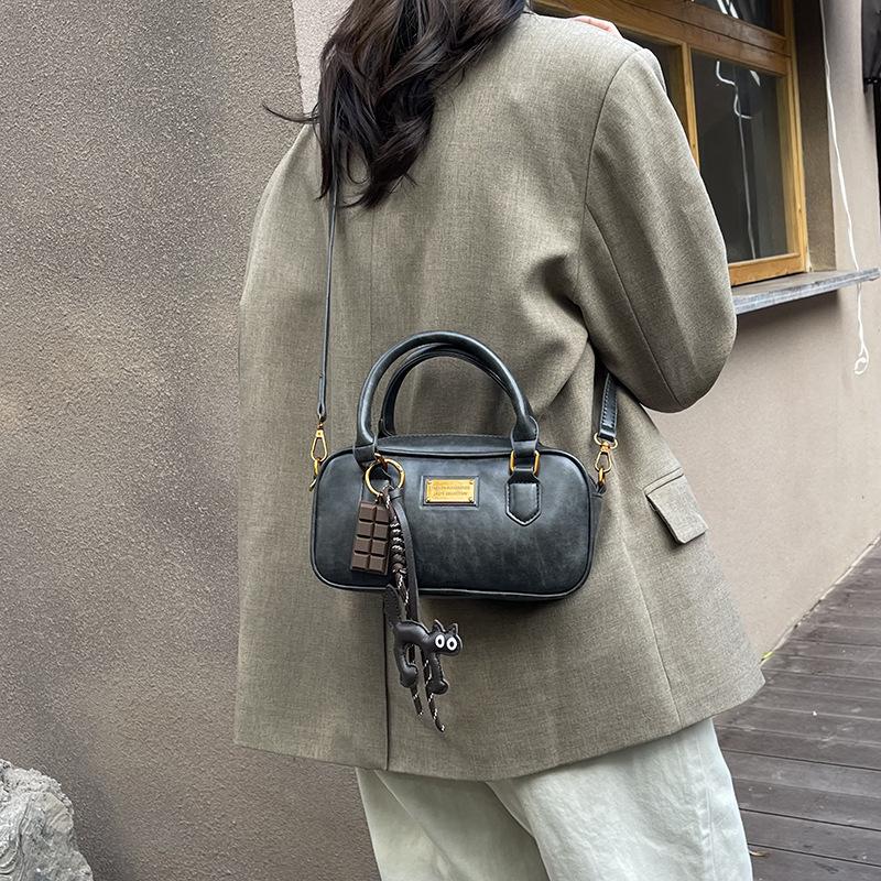 

2025 Новая женская сумка Мода Модная сумка Тренд На одно плечо Кроссбоди Портативная Легкая Роскошная Тренд Сумка Однотонная Женская сумка 23*8*12 чёрный